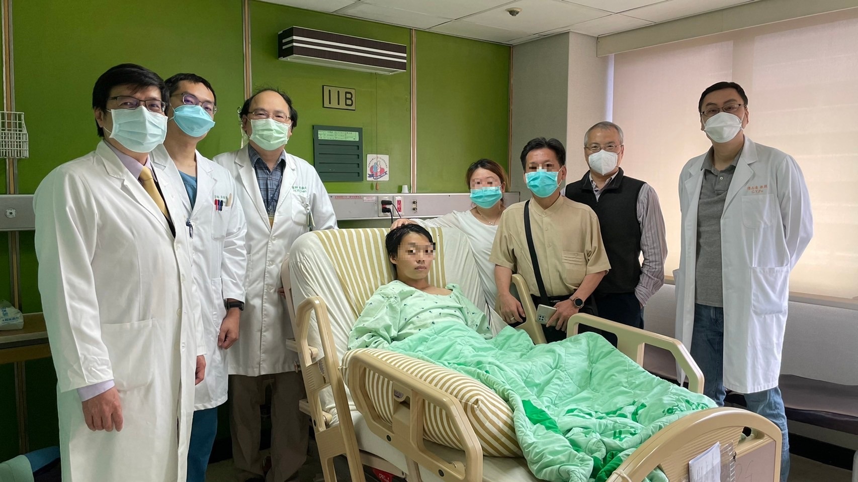 男大生及雙親跟醫療團隊合影。（圖／翻攝自林口長庚外傷急症外科臉書）