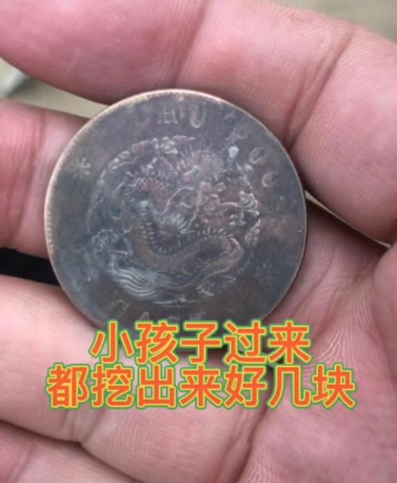 現場挖到龍銀。(圖/翻攝自《大象新聞》)