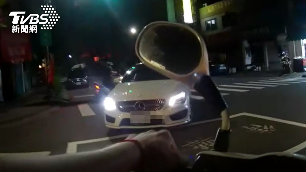 越線停車露餡!毒蟲駕百萬賓士街頭狂飆 壓制竟囂張嗆警