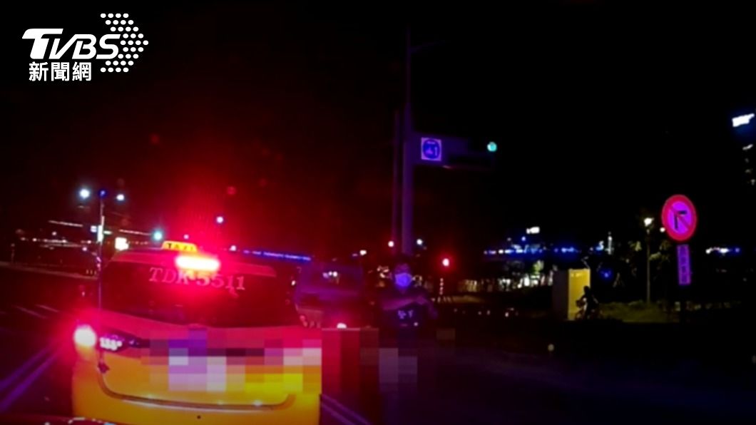 警方示意停紅燈的車留在原地。（圖／TVBS）