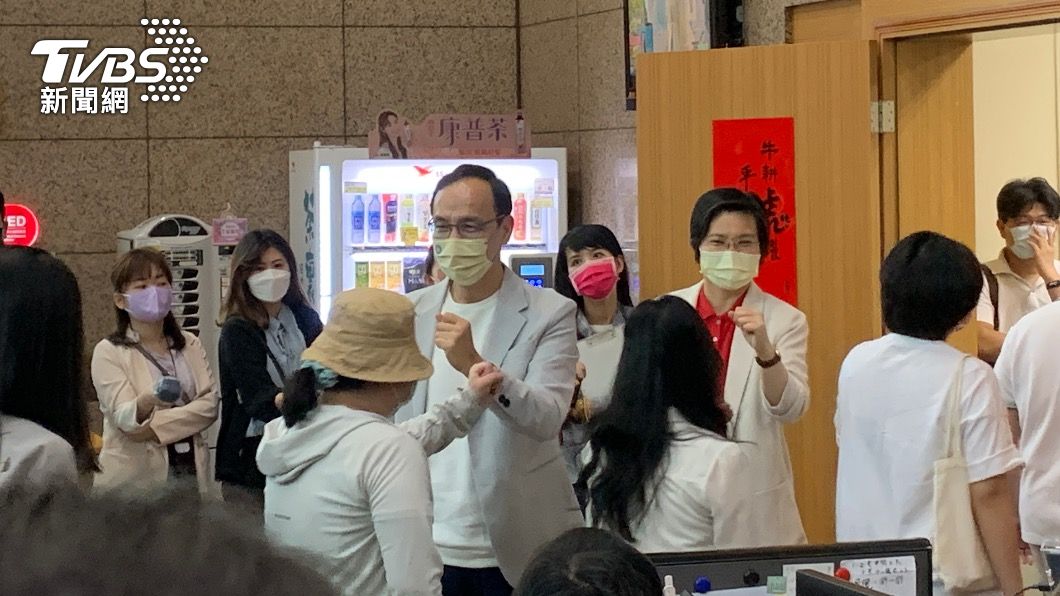朱立倫、徐欣瑩在中山廳門口接待百位青年入場,還一個一個擊掌。(圖/TVBS)