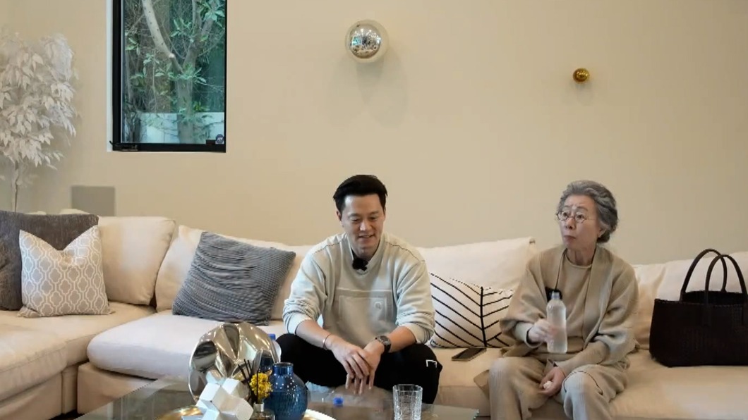 尹汝貞(右)、李瑞鎮互動逗趣。(圖/愛奇藝國際站提供)