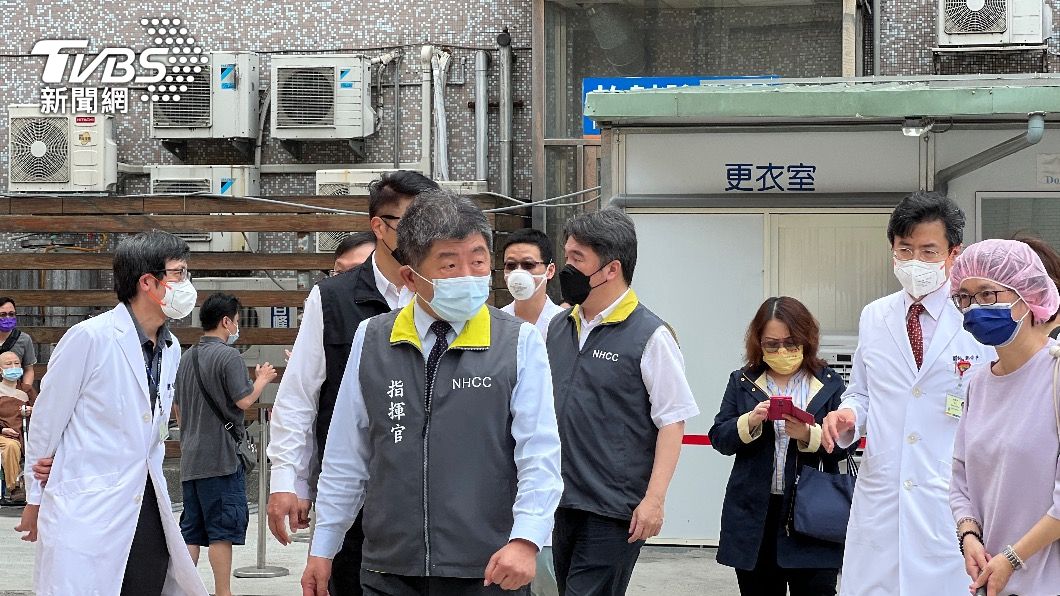 陳時中視察急診分流超滿意 但排隊民眾喊「篩檢站太少」