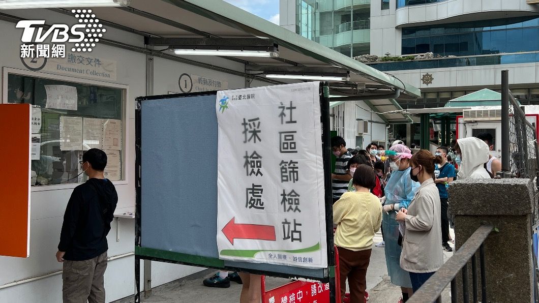 醫院從篩檢站到醫院外已經排了長長的民眾等著採檢PCR，排隊民眾繞了好幾圈。（圖／TVBS王馨儀攝）