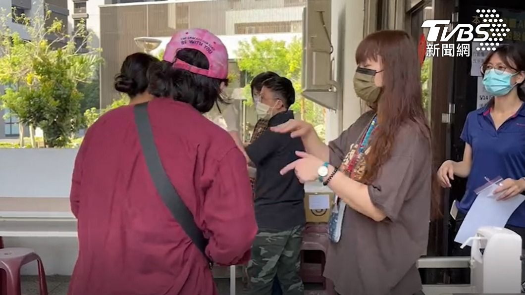 有提早接種長輩撲空。(圖/TVBS)