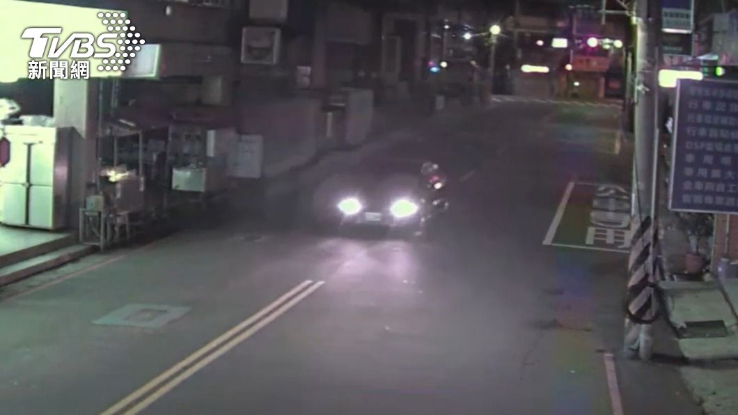 監視器拍下車輛遭竊後,開出停車場的瞬間。(圖/TVBS)
