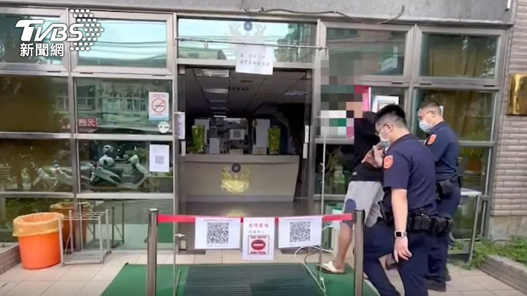 警方將蔡姓偷車賊帶回偵辦。(圖/TVBS)