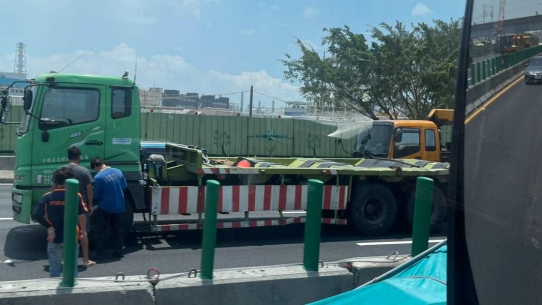 國一中山高曳引車鋼圈掉落。(圖/翻攝自記者爆料網)