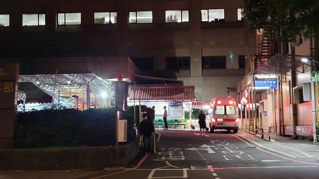 救護車排隊進入!深夜見急診崩潰景象 主播喊話:醫護加油