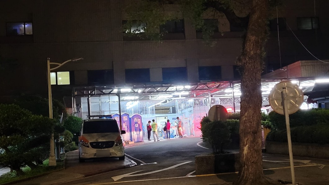 深夜急診外頭仍有等待叫號的病患。（圖／翻攝自戴立綱臉書）