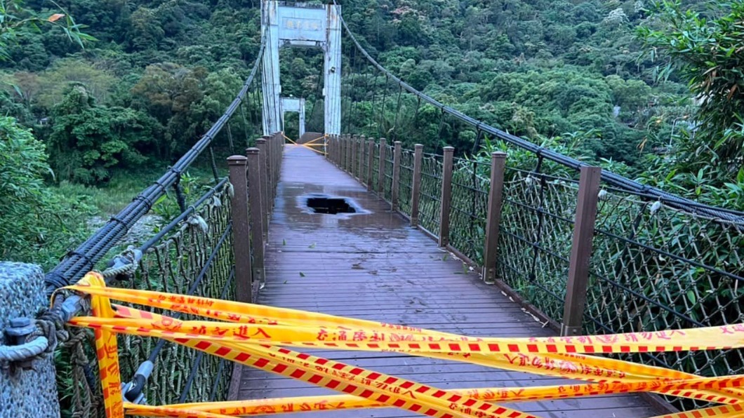 吊橋拉起封鎖線。(圖/翻攝自張良印粉絲頁 )