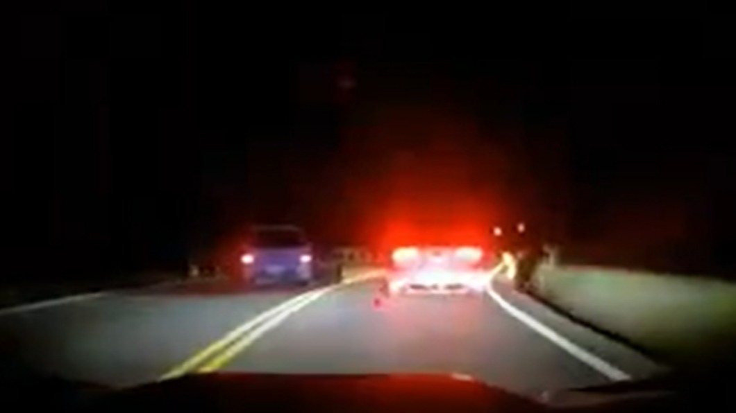 藍車隨意超車。（圖／翻攝自記者爆料網）