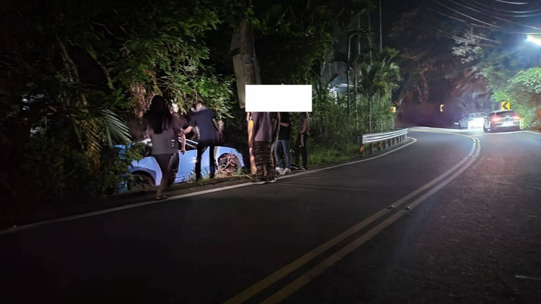 友人停車上前關心。（圖／翻攝自記者爆料網）