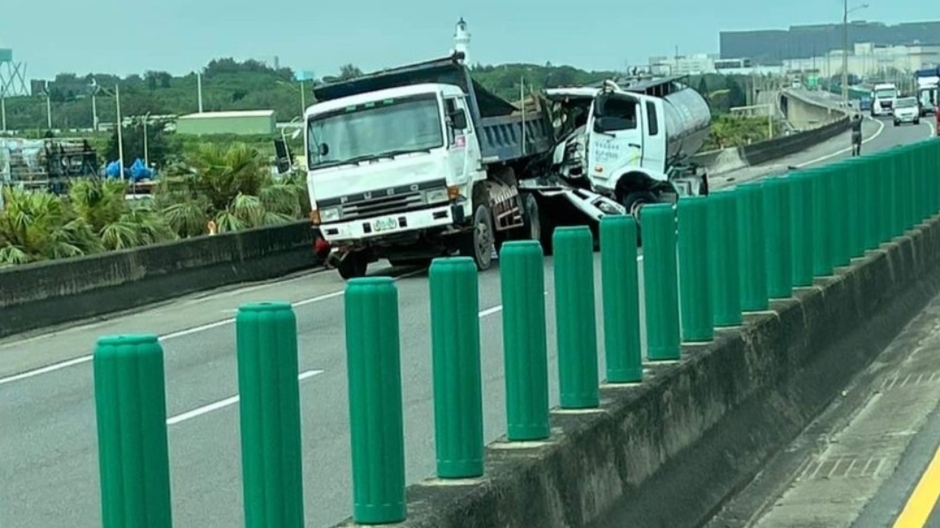 快訊/台61線草漯段砂石車、奶罐車追撞 疑有人夾困車內