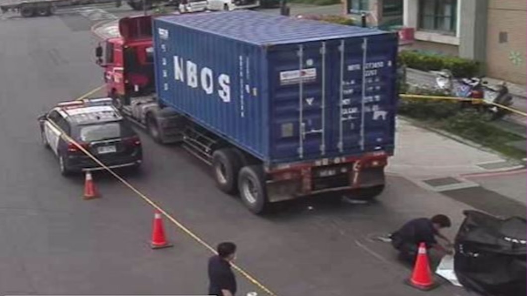 汐止婦騎電動車遭聯結車追尾撞捲車底 雙腳遭輾傷重慘死