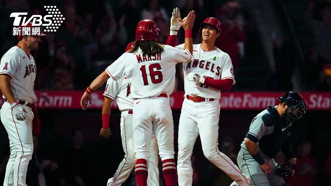 7局下大谷翔平擊出滿貫砲與隊友一起慶祝。(圖/達志影像美聯社)