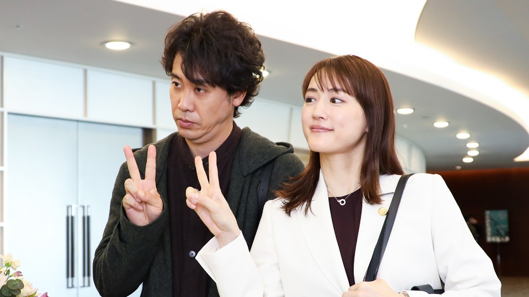 綾瀨遙(右)透露大泉洋私下超搞笑。(圖/friDay提供)