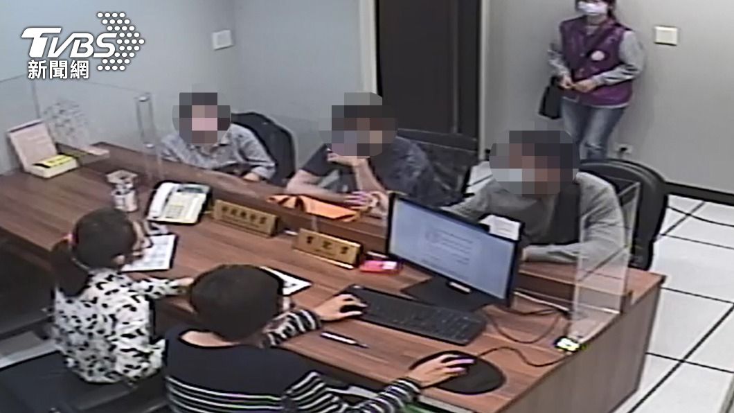 趙姓義務人被暫予留置後,趕緊請胞弟及女友到場協助。(圖/TVBS)