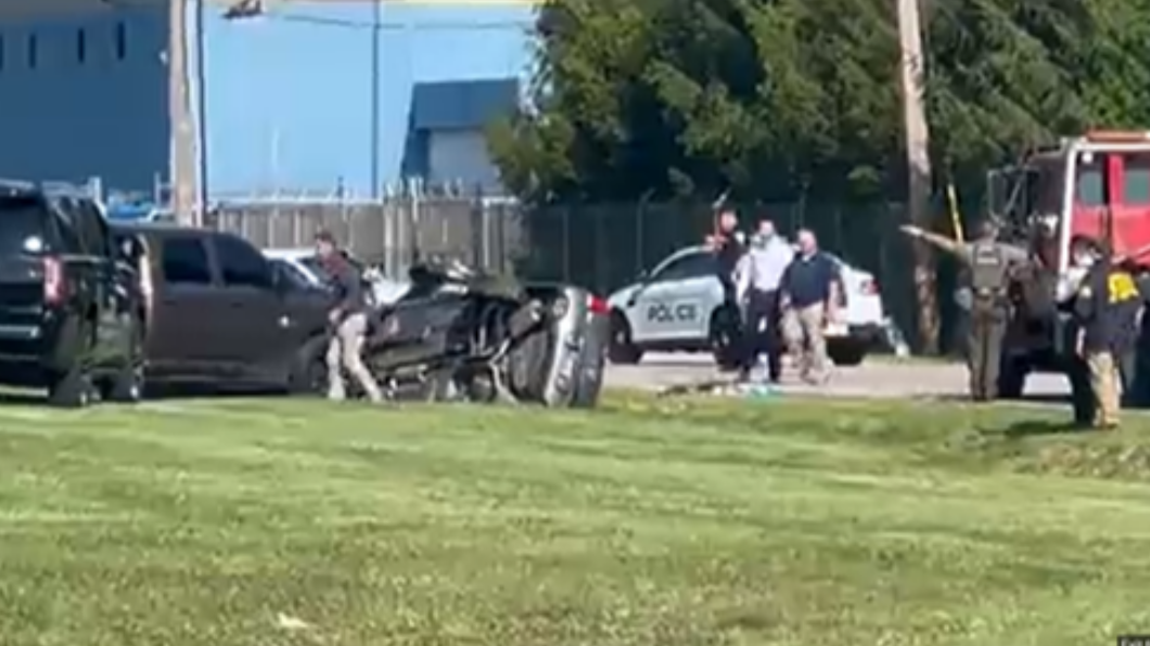 兩人駕駛的車在警方追撞後翻覆。(圖/翻攝自推特)