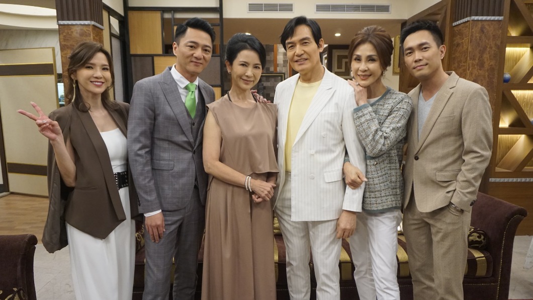 《黃金歲月》張家大家族,左起胡嘉愛、藍葦華、張倩、霍正奇、梁佑南、許仁杰。(圖/民視提供)