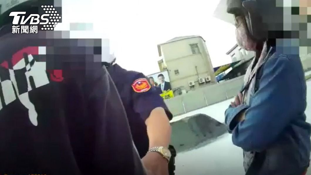 老母到場不斷責罵警方。(圖/TVBS)