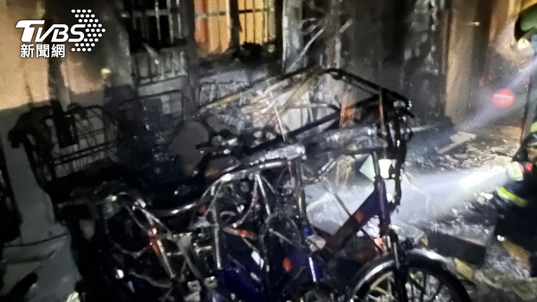 新車全燒毀。(圖/TVBS)