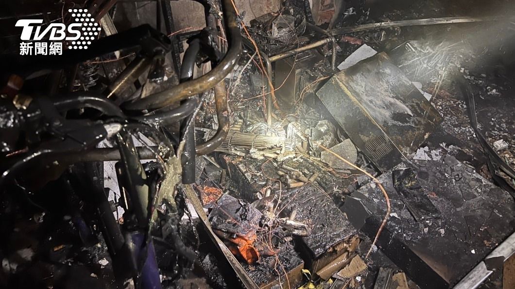 電動機車行火警爆炸聲頻傳！民眾嚇逃出屋　新車全變黑炭