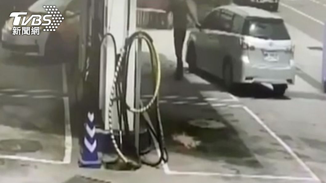 小貨車司機被噴辣椒水。(圖/TVBS)