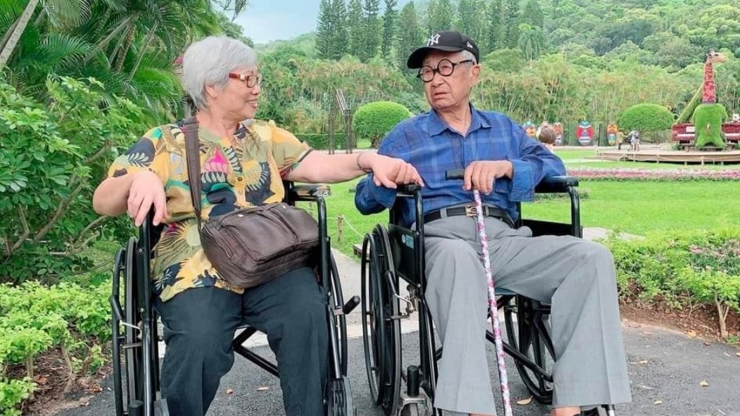 脫線與妻子彼此攜手相伴66年。(圖/翻攝自陳嘉成臉書)