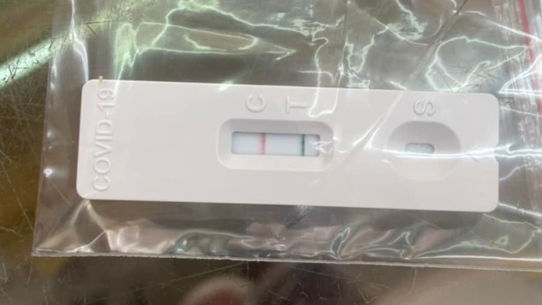 快篩2次冒綠線!她急問「無效還陽性」 網友曝病毒量