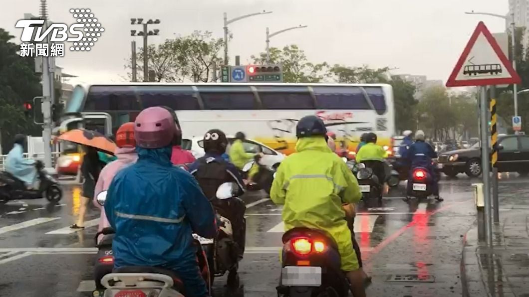 南部一早大雨狂炸!高雄路樹倒塌 淹水、雷雨警戒齊發