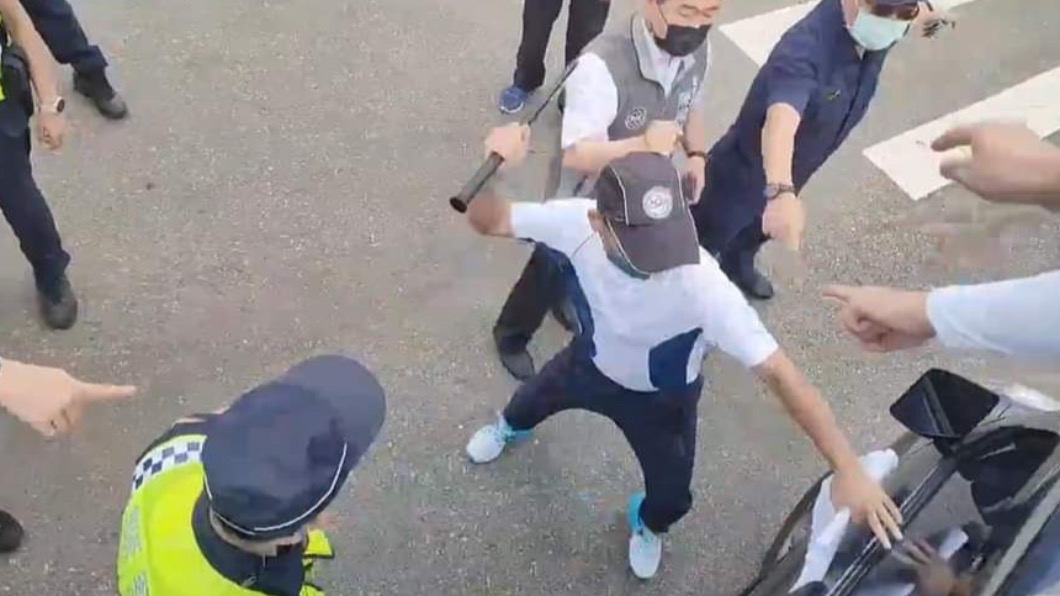 警察打人？藍議員新秀開宣傳車抗議蔡英文　遭強制攔車破窗驅離