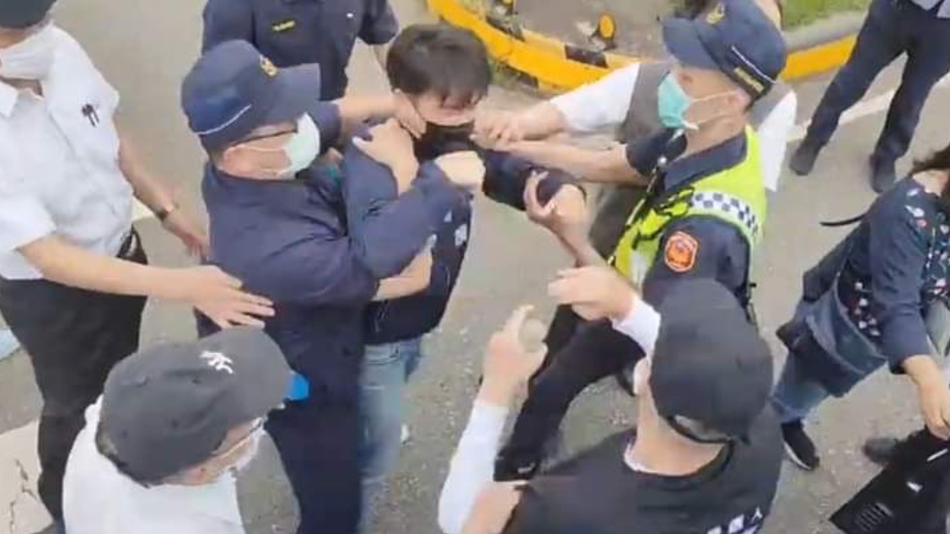市議員參選人毛嘉慶、謝克洋開宣傳車抗議蔡英文，卻被警方強制破窗驅離。（圖／翻攝謝克洋臉書）