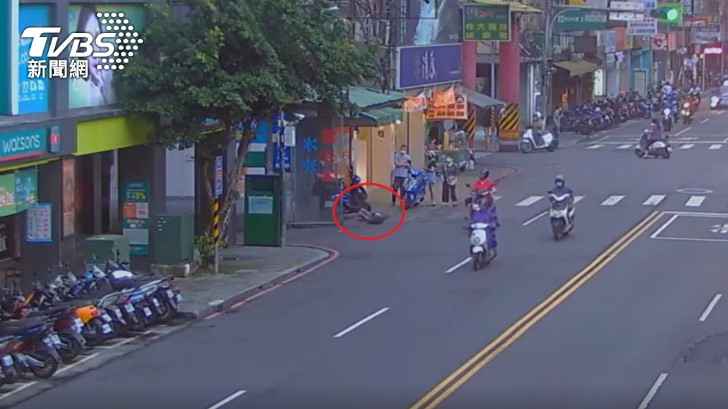 監視器拍下黃男先前已先倒臥在路邊。（圖／TVBS）