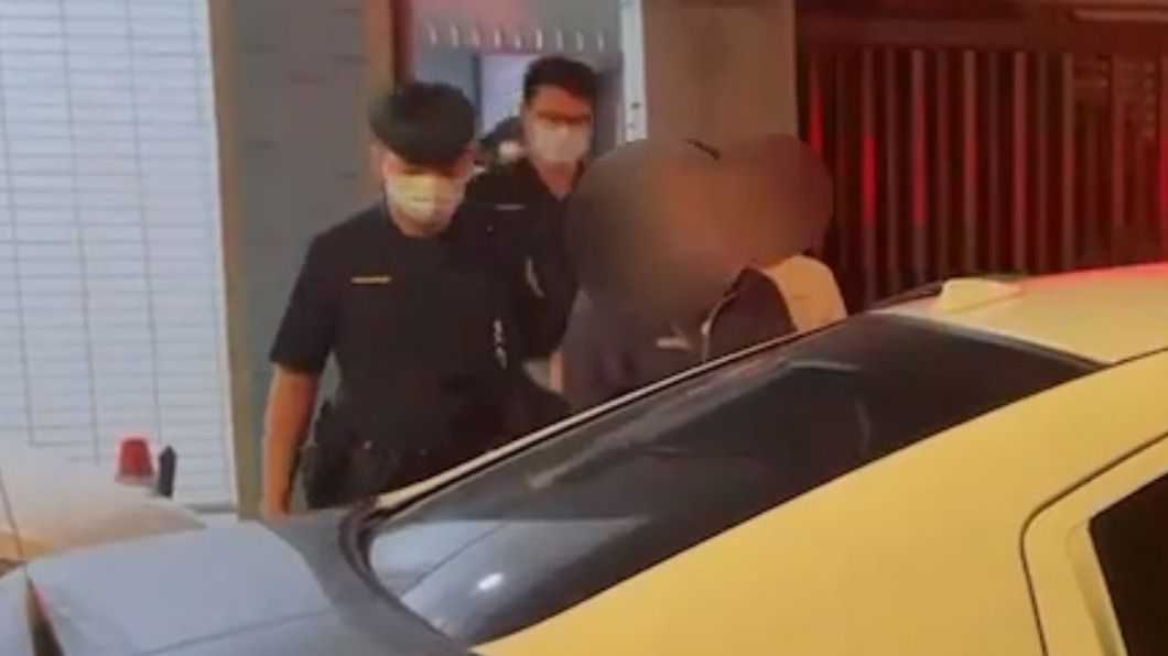 警方將涉案人士帶回。（圖／TVBS）