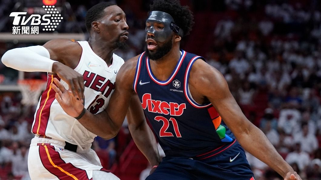 76人全隊攻勢低迷，恩比德（Joel Embiid / 圖右）攻下17分是全隊最高。（圖／達志影像美聯社）