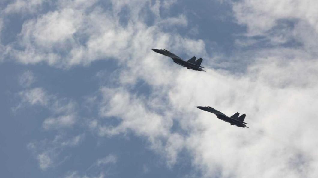 日本「出雲艦」上拍到共軍的殲-15戰鬥機從甲板低空飛過。(圖/翻攝自日本防衛省統合幕僚監部)