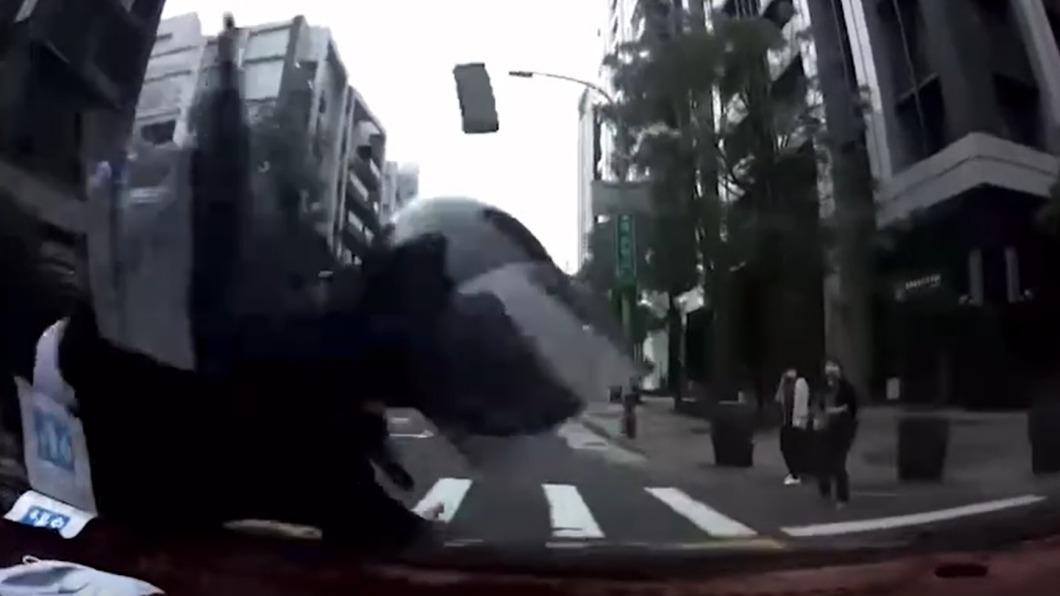 騎士疑滑手機遭撞飛！竟還索賠20萬　汽車駕駛傻眼