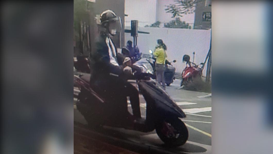 行車紀錄器拍下騎士疑似正在使用手機。(圖/翻攝爆料公社)