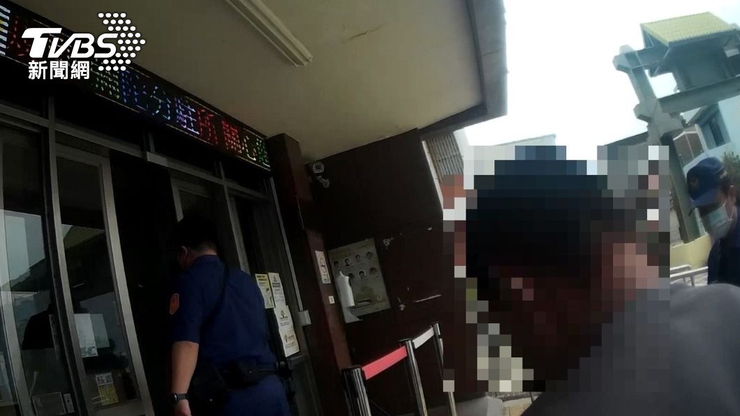 警方將劉男上銬帶回。（圖／TVBS）