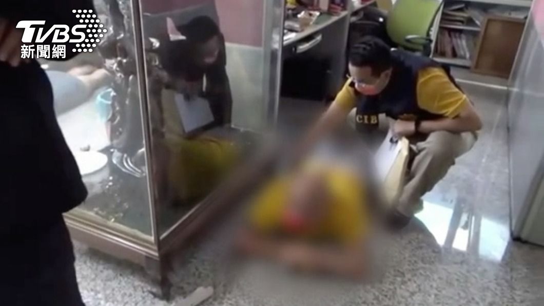 警在車行內逮捕涉案人士。(圖/TVBS)