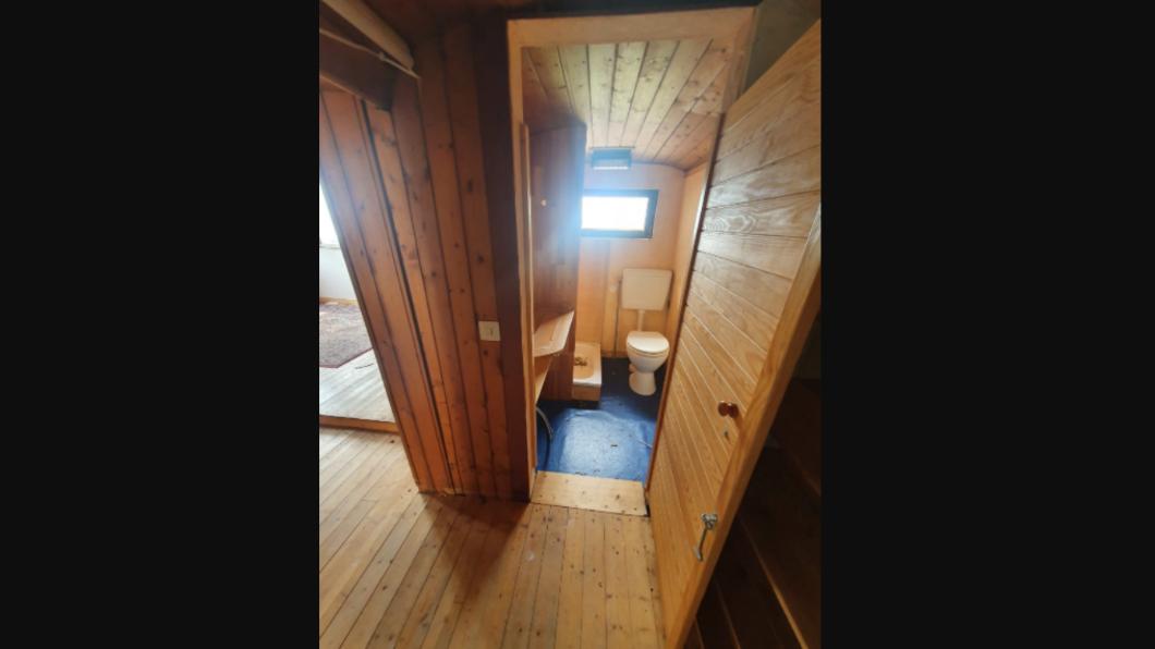 小屋的浴室就蓋在車內。（圖／翻攝自Reddit）