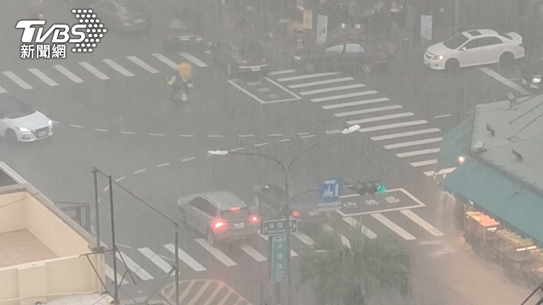 雨彈續炸!「滯留鋒+水氣夾擊」雨勢掃全台 明暴跌1字頭