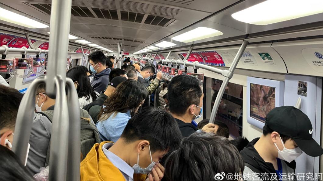 增37例+2單位群聚感染 北京關70地鐵站