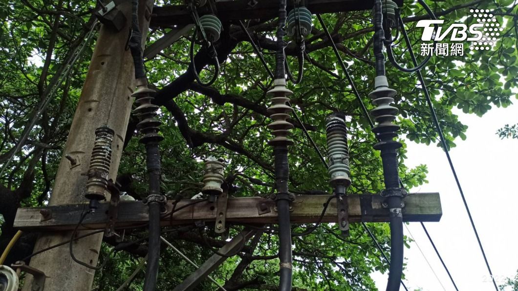 電桿被雷劈!鼓山2千戶一度嘸電用 台電人員冒雨搶修