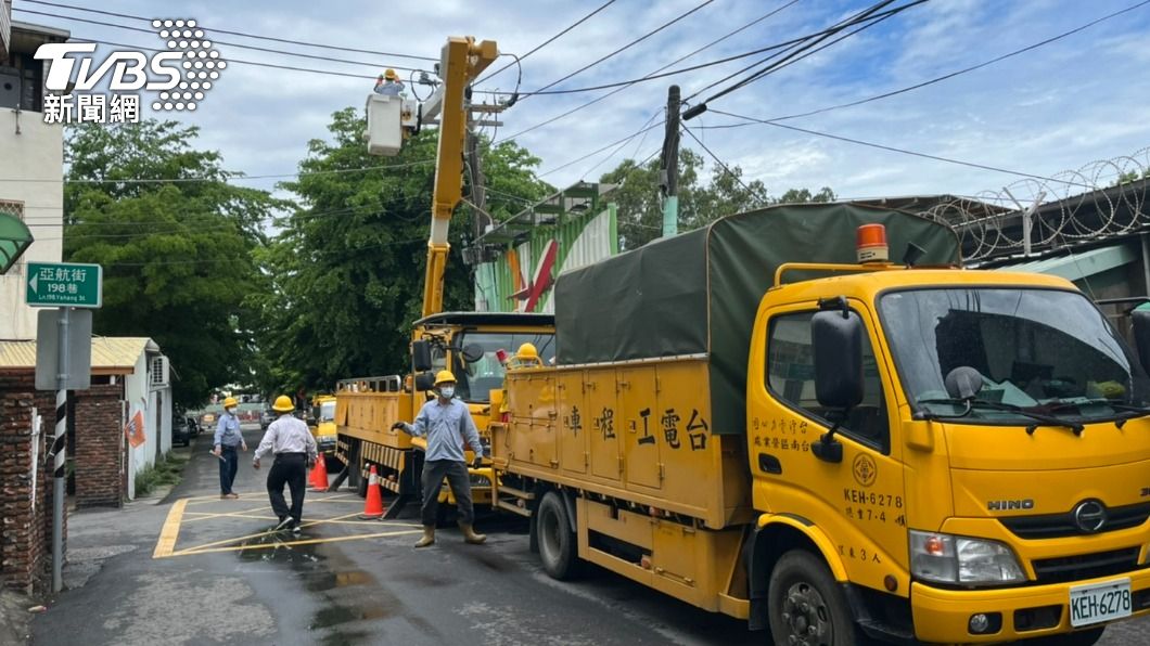 碰!台南變電箱短路冒火光 4200戶一度沒電用