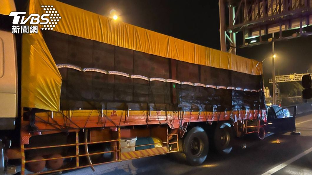 國道上猛力追撞拖吊車 駕駛夾困車內送醫不治