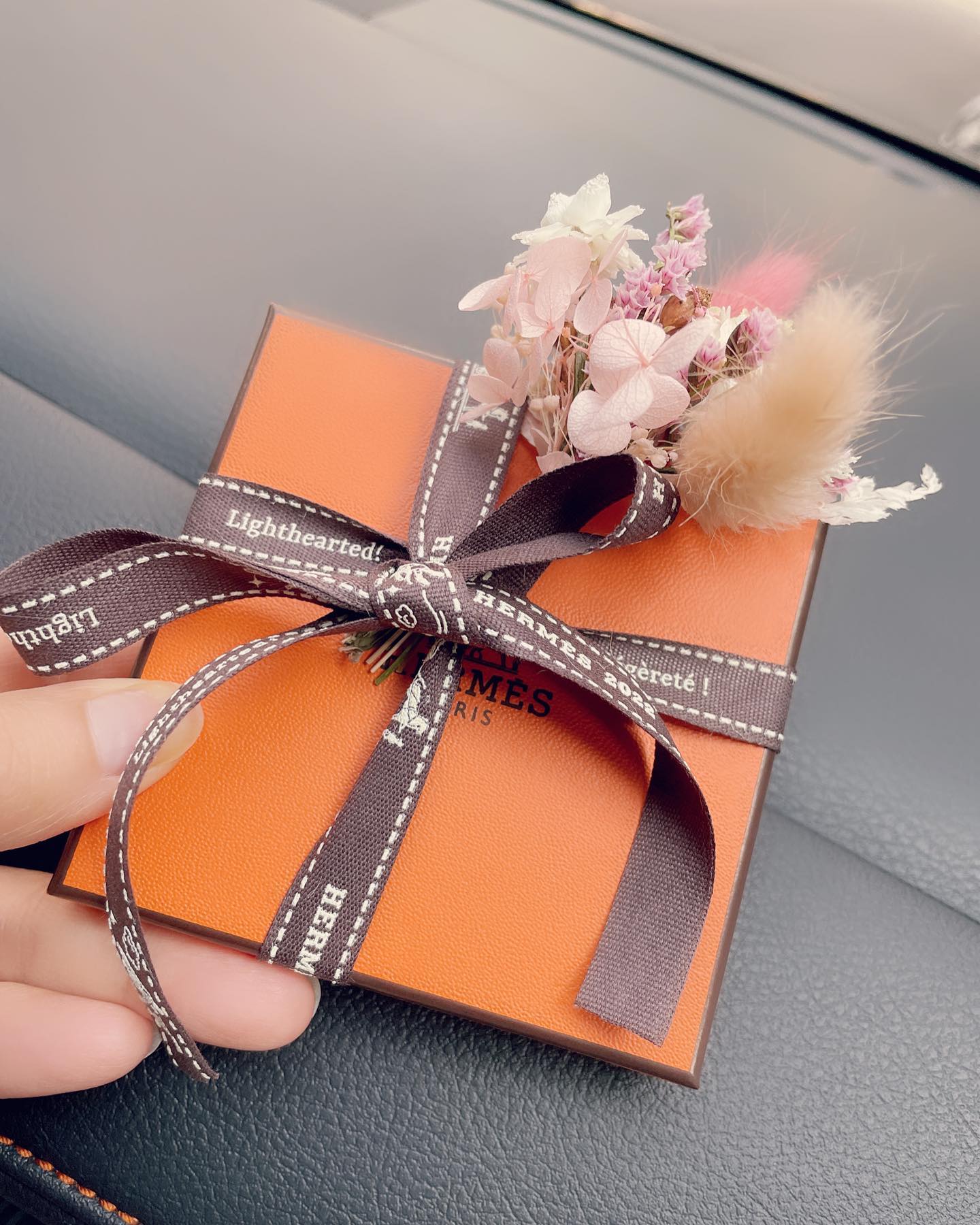 朱芯儀收到老公送的名牌手環。（圖／翻攝自朱芯儀臉書）
