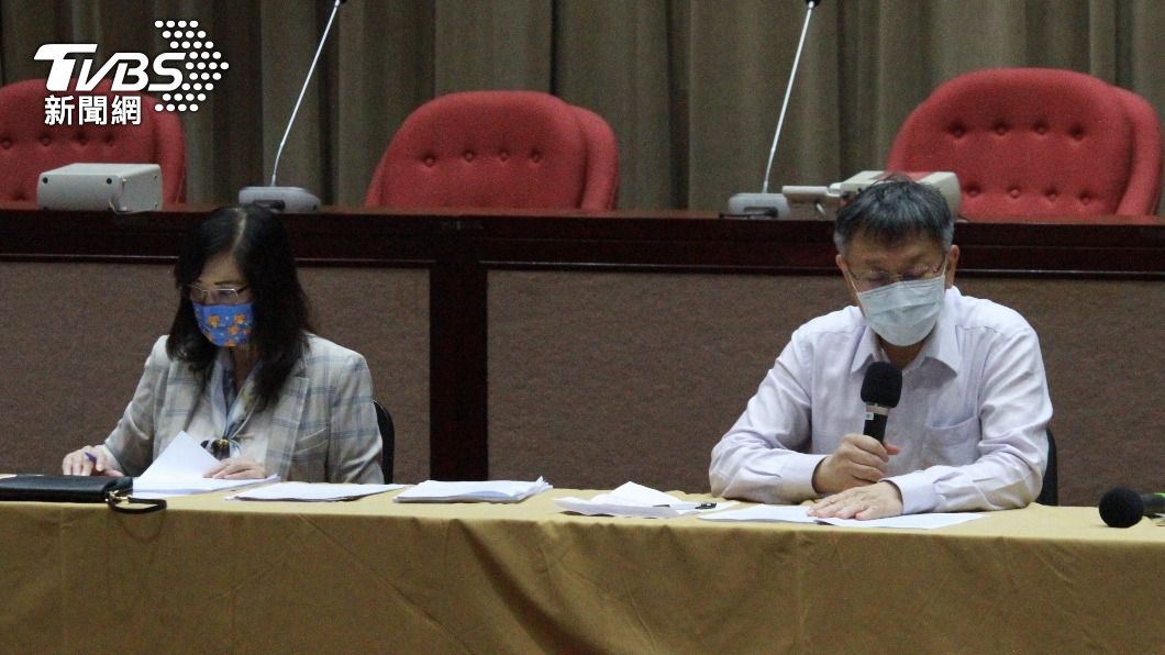 北市議會國民黨團書記長秦慧珠與台北市長柯文哲。(圖/TVBS)