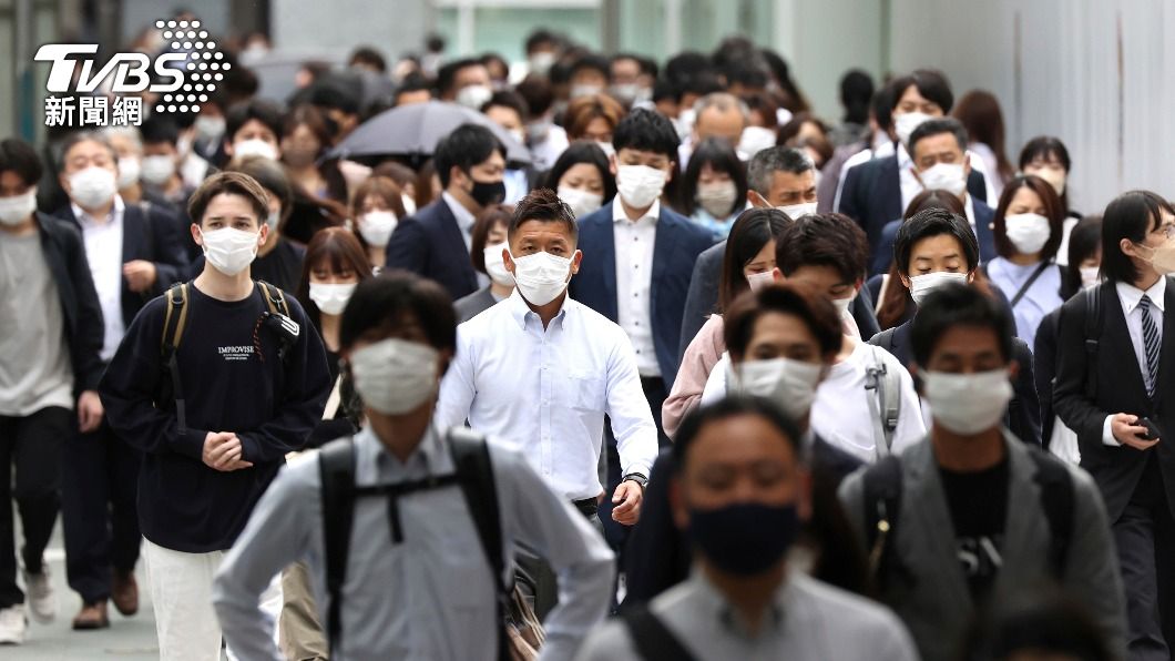 日本鬆綁口罩了!內閣長官:戶外維持足夠距離可脫罩